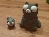 Mini Goofy Cat – flexibel kattfigur med rörliga ögon, närbild mot vit bakgrund
