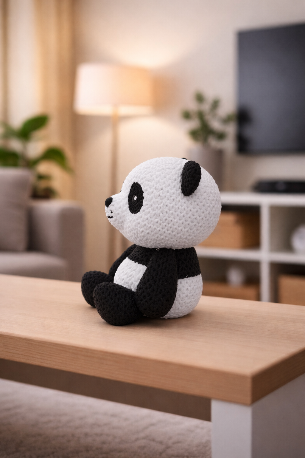 Pandafigur som skrivbordsdekoration bredvid kontorsmaterial och växter