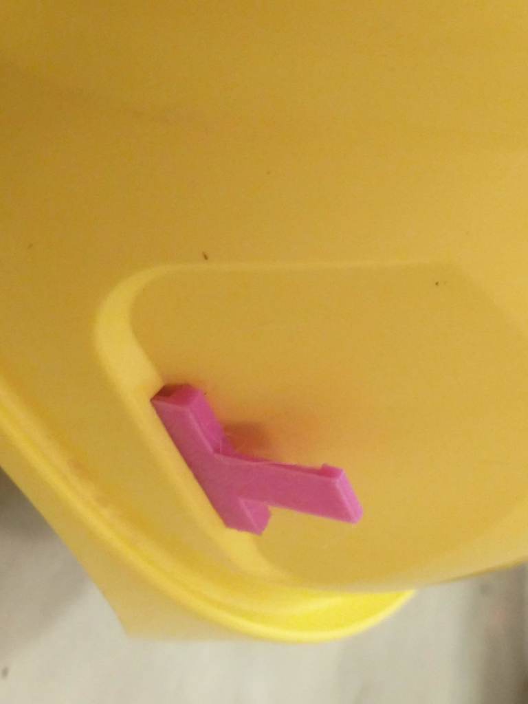 Kabelhållare för pannlampan på en gruvhjälm