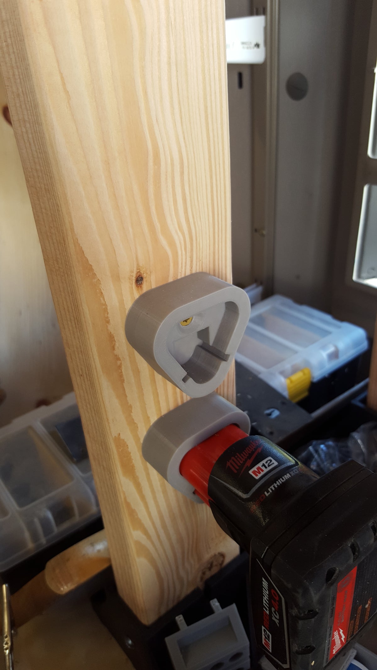 Batterilock för Milwaukee M12 med skruvhål för montering