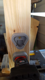 Batterilock för Milwaukee M12 med skruvhål för montering