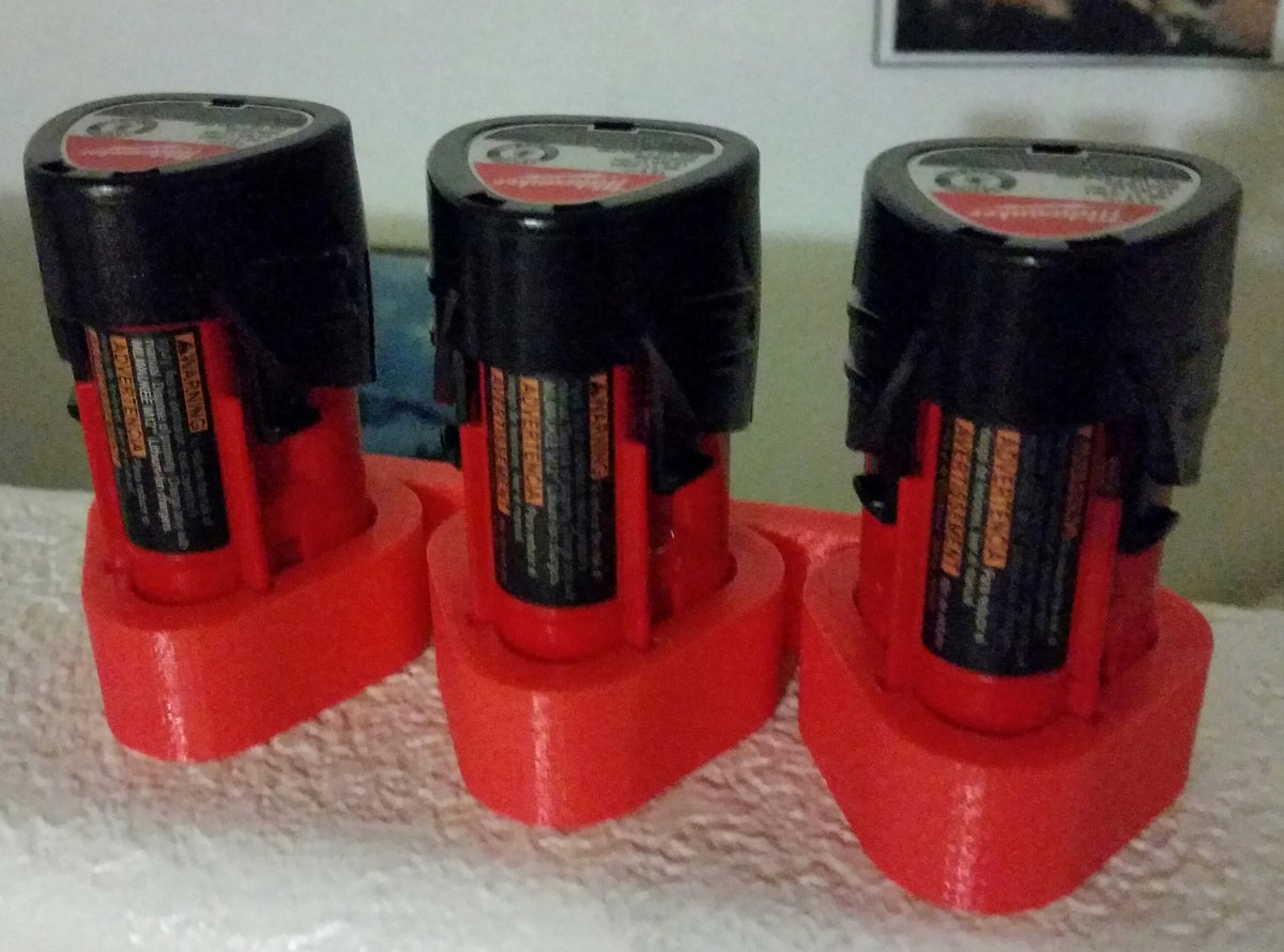 Vägghållare för tre Milwaukee M12-batterier