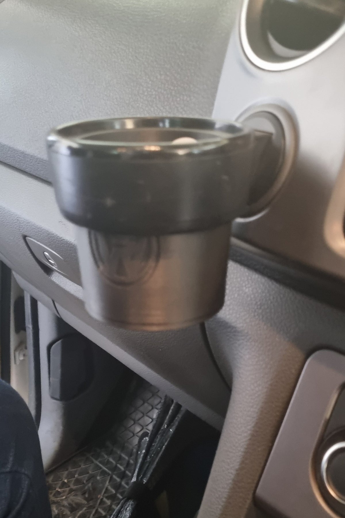 Mugghållarinsats för VW Amarok för burkar och flaskor