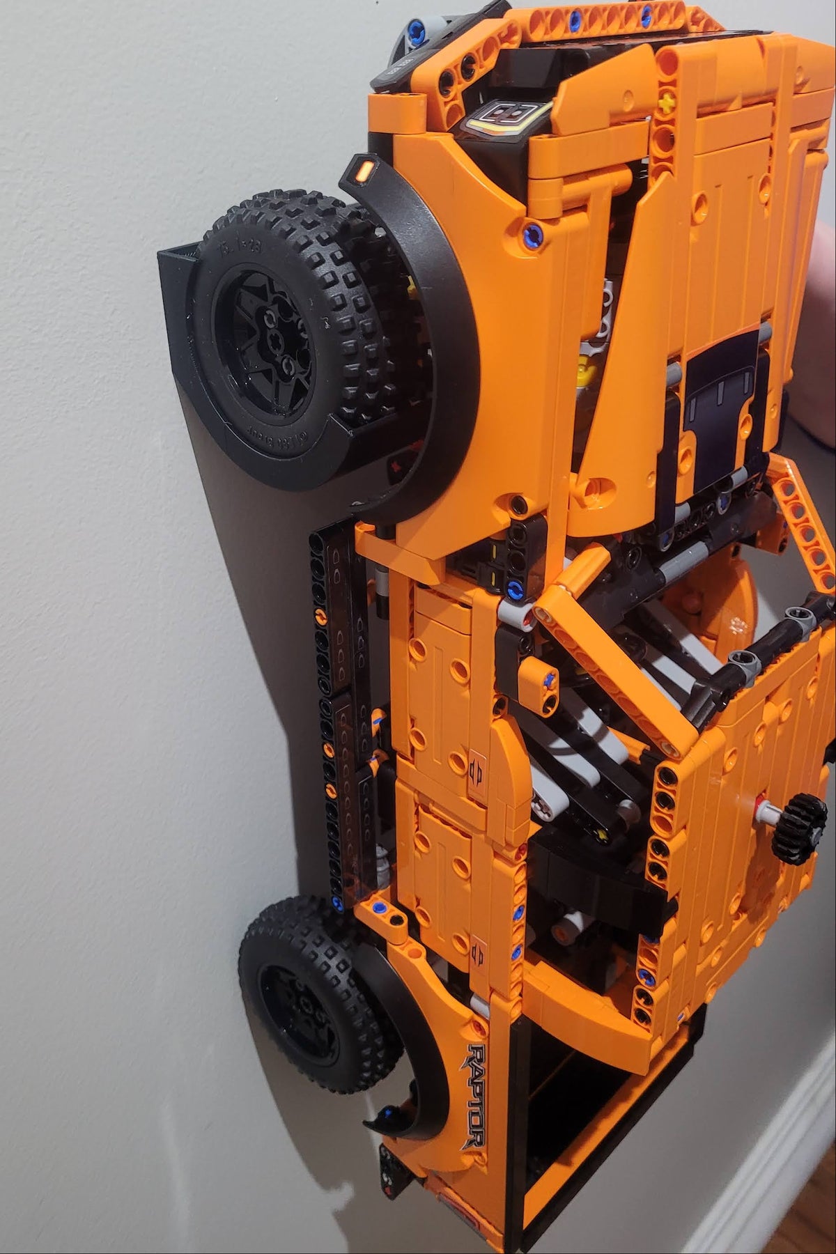 Väggfäste för LEGO Raptor-truck – visa upp ditt set