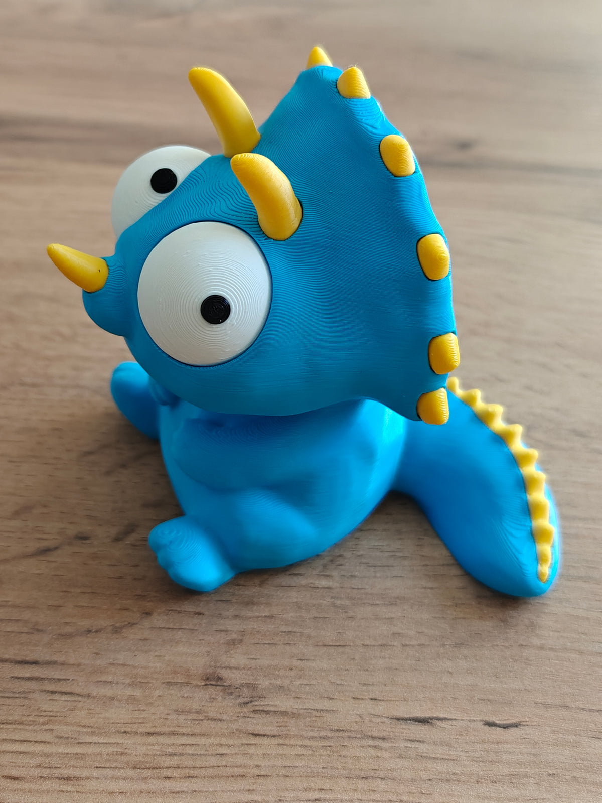 Närbild av rörliga ögon på tokig triceratopsfigur