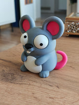 Närbild av en liten tecknad musfigur med stora rörliga googlyögon och ett litet leende
