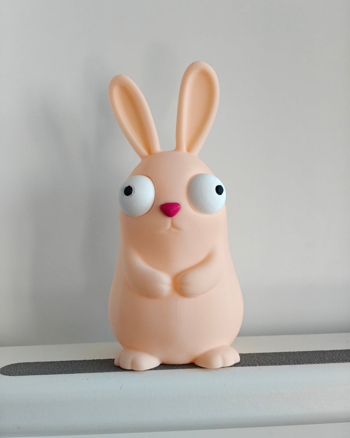 Närbild av de rörliga googlyögonen på den roliga påskharefiguren