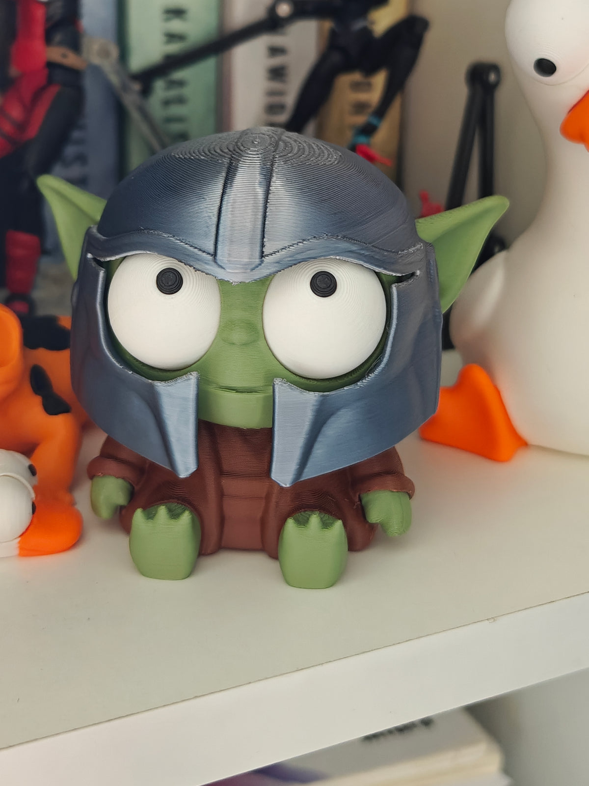 Tokig Yoda-figur med rörliga ögon och stora öron, framifrån