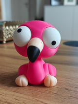 Närbild av en flamingofigur från Goofy-serien med stora rörliga googlyögon