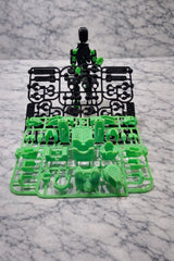 Actionfigur från sidan som visar flexibla armar och ben