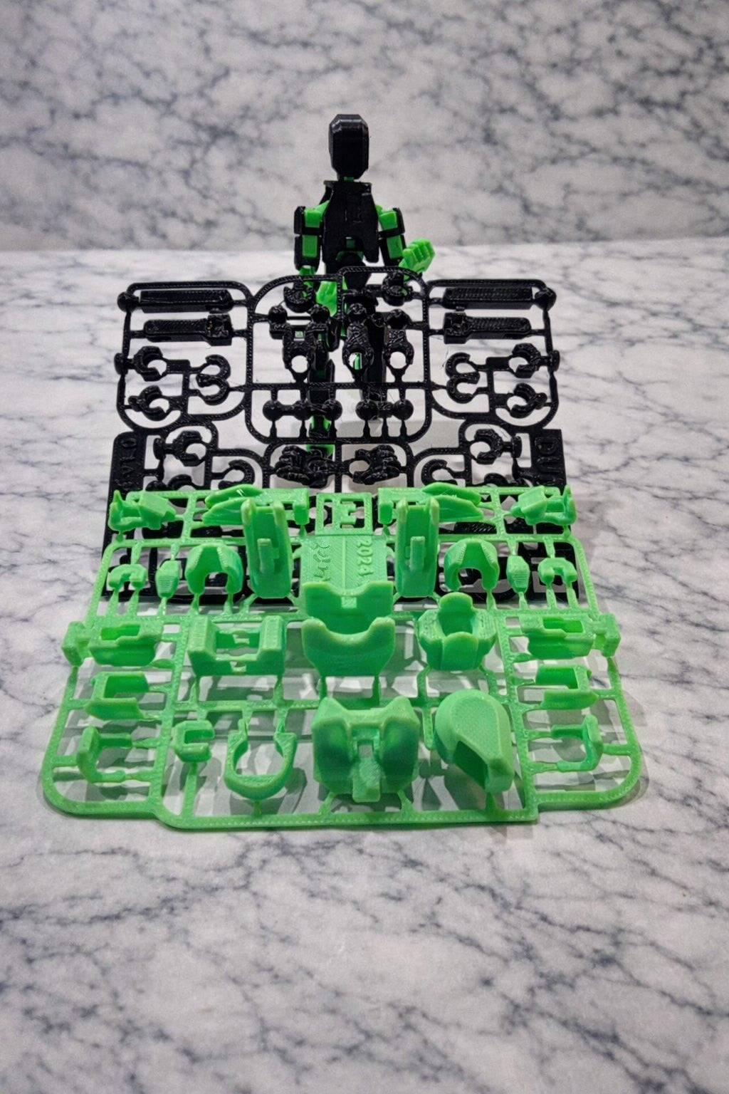 Actionfigur från sidan som visar flexibla armar och ben