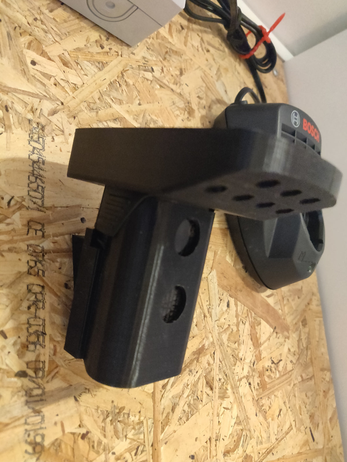 Väggfäste för ett Bosch 12V-batteri