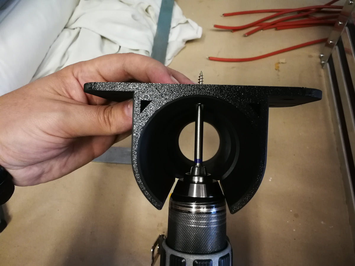Borrmaskinshållare för montering under hyllan till DeWALT DCD791 och Makita
