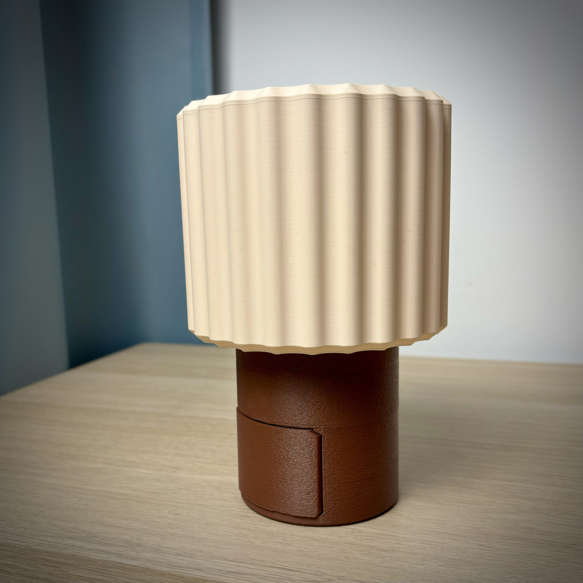 Lampa med dold låda – förvaring med tryck-öppna-funktion