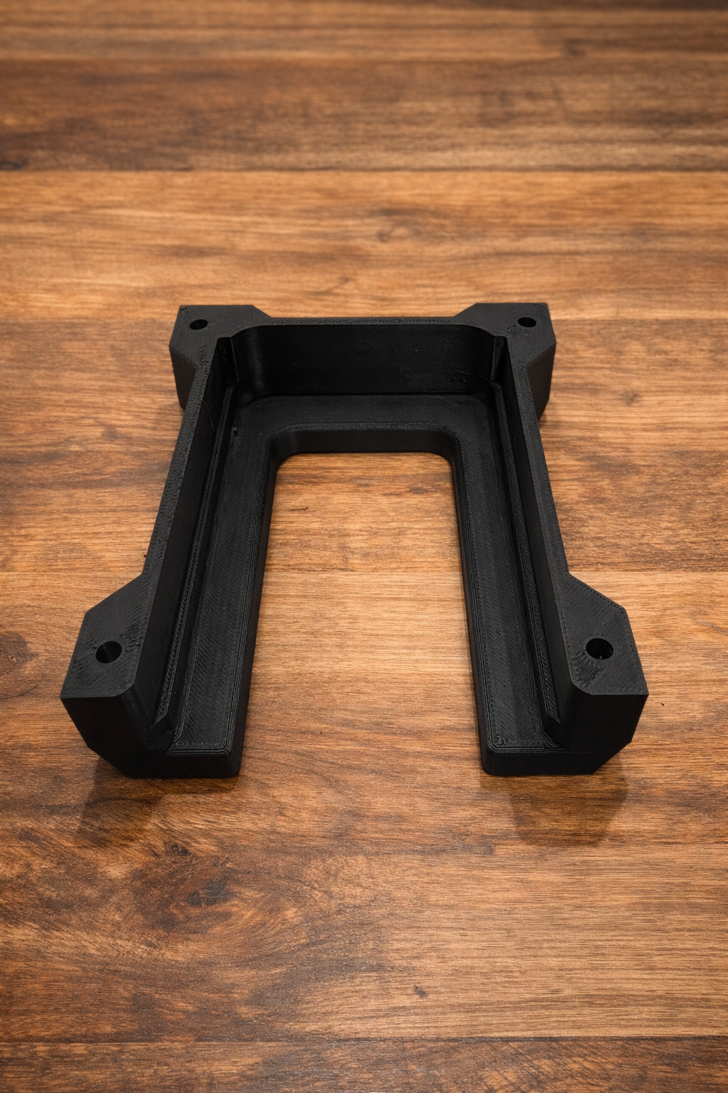 Närbild av monteringshålen och den 3D-printade ytan på hållaren