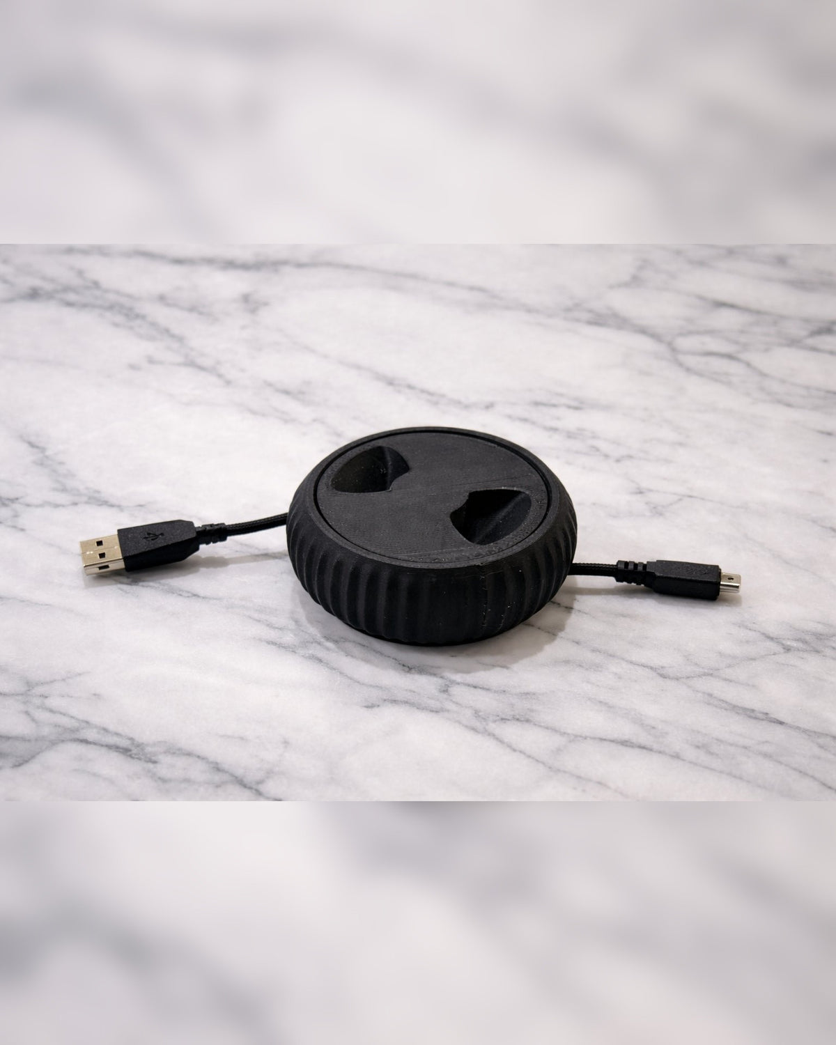 Kompakt vit USB-kabelvinda för förvaring av 1,5 m kablar
