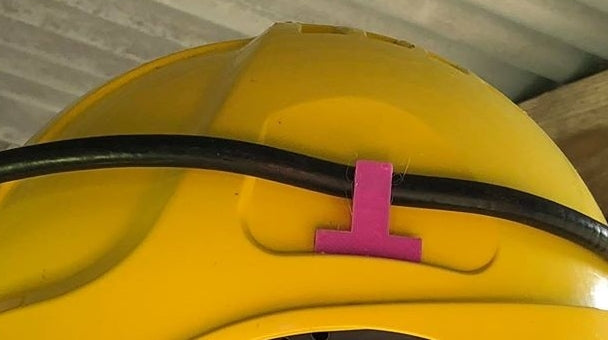 Kabelhållare för pannlampan på en gruvhjälm