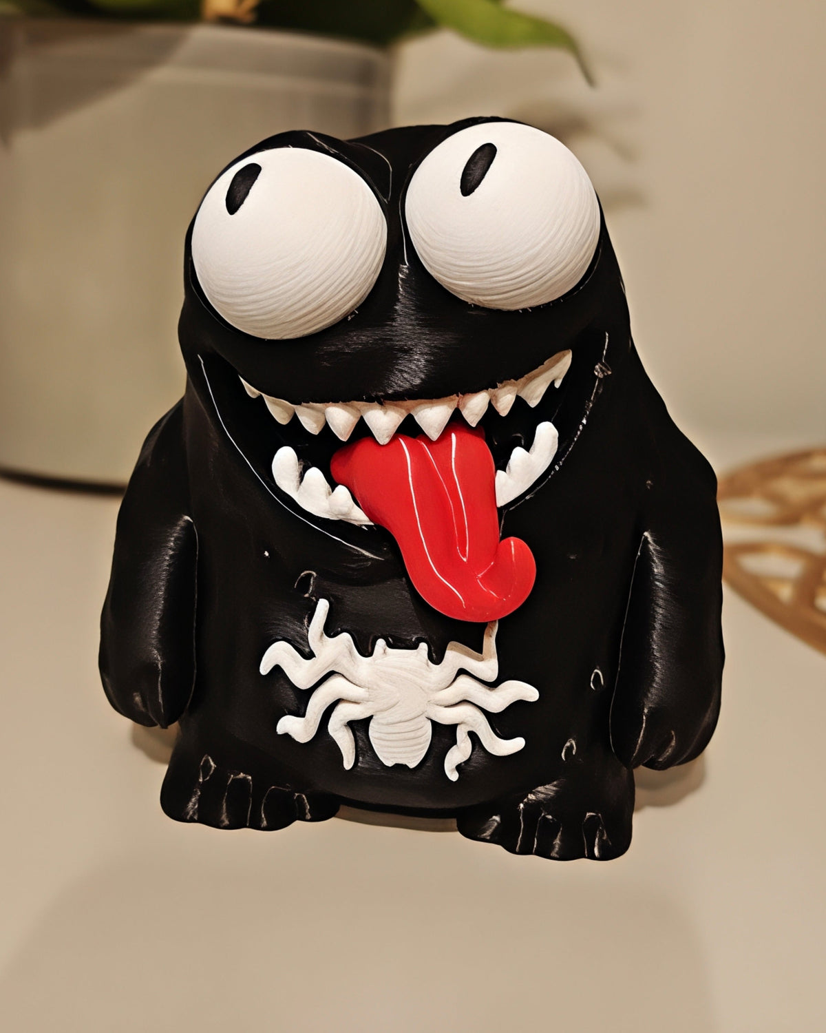 Närbild av en rolig Venom-figur med stora rörliga googlyögon mot vit bakgrund