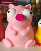 Närbild av grisfiguren från Goofy-serien med stora rörliga googlyögon