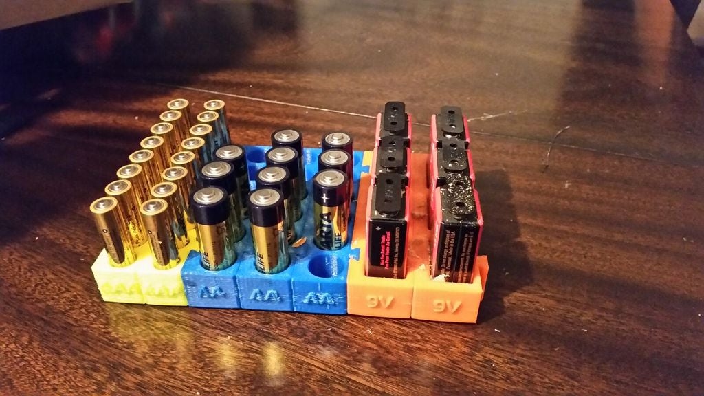 Modulär batterihållare som kan staplas i valfri kombination