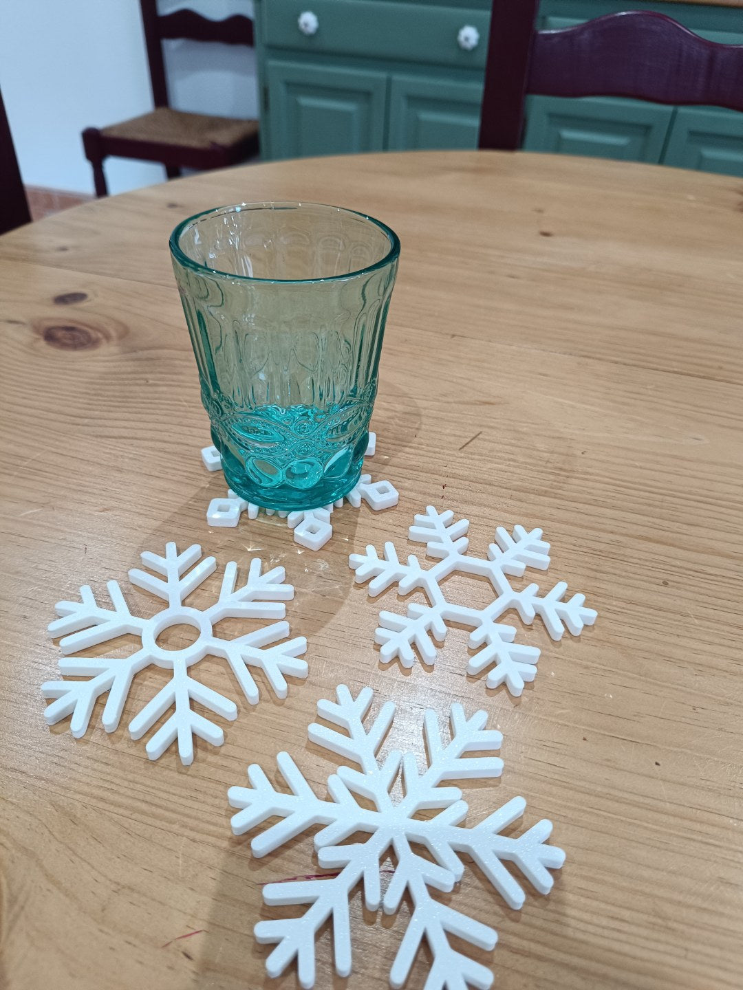 Set med 4 underlägg formade som snöflingor