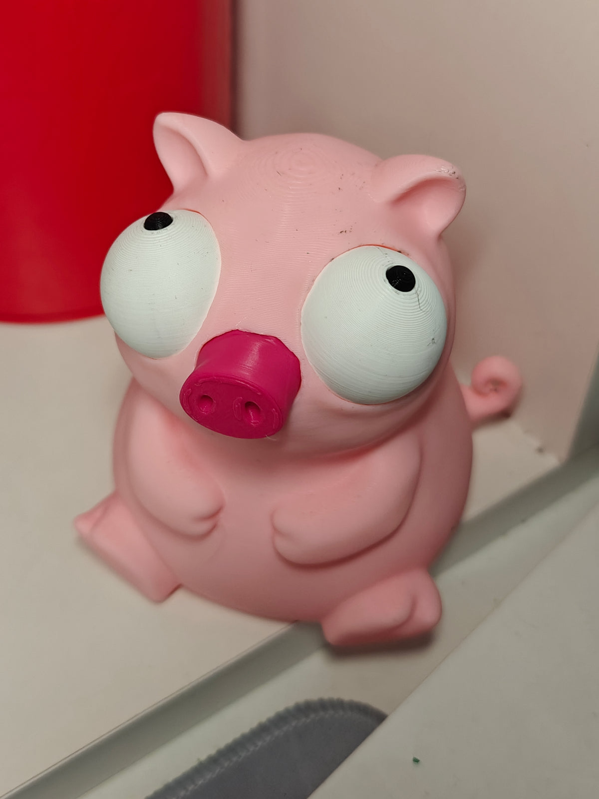 Närbild av grisfiguren från Goofy-serien med stora rörliga googlyögon