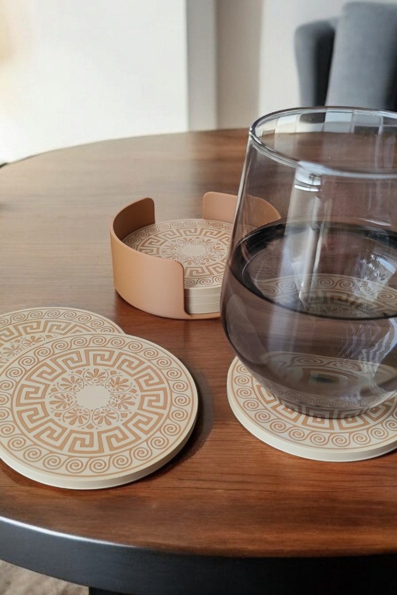 Närbild av ett glasunderlägg med flerfärgat grekiskt ornamentmönster