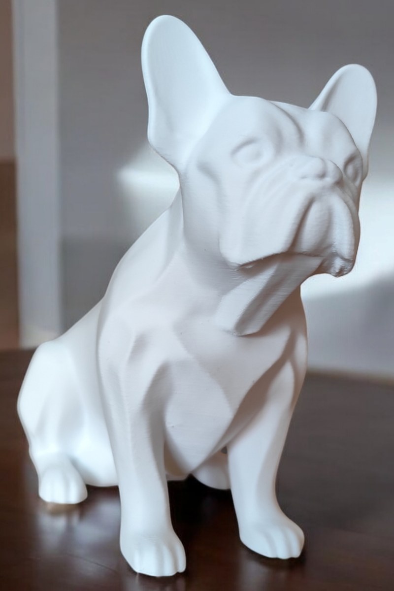 Minimalistisk skulptur av en fransk bulldogg i profil med realistiska proportioner och rena linjer