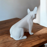 Skulptur av fransk bulldogg på vit hylla i modernt vardagsrum