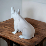 Minimalistisk skulptur av en fransk bulldogg i profil med realistiska proportioner och rena linjer
