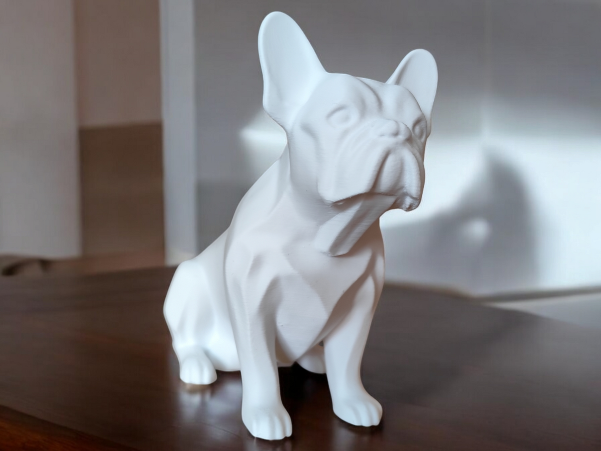 Minimalistisk skulptur av en fransk bulldogg i profil med realistiska proportioner och rena linjer