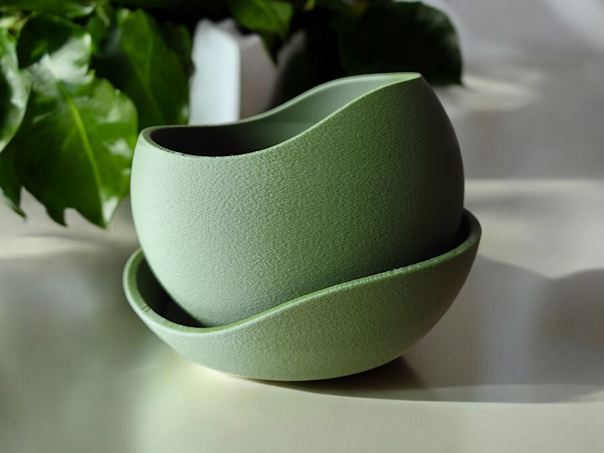 Detalj av vågig struktur på minimalistisk blomkruka med dräneringshål