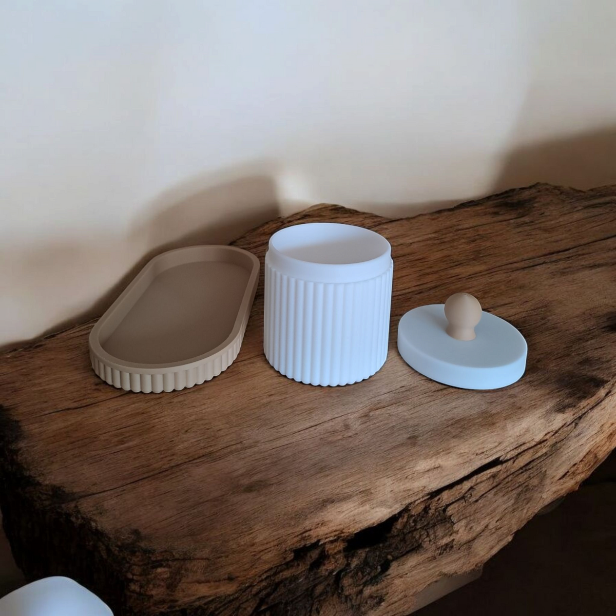 Närbild av en räfflad smyckesburk med lock och matchande bricka i rosa och vitt