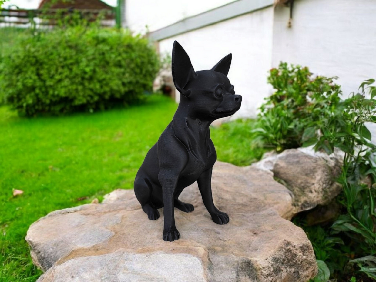 Chihuahuaskulptur på en trähylla i skandinavisk inredning