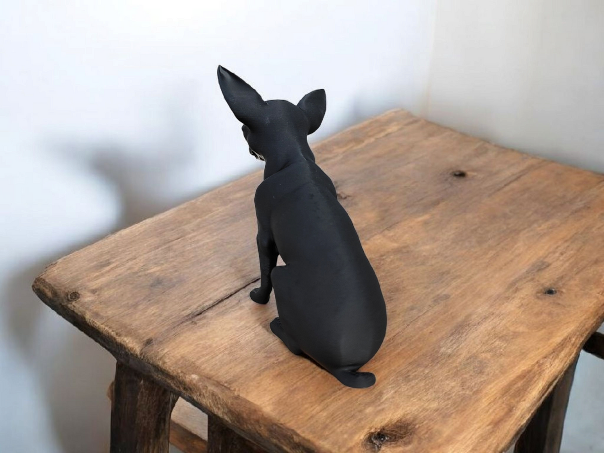 Närbild av en minimalistisk chihuahuaskulptur med ren profil och vaken hållning