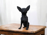 Närbild av en minimalistisk chihuahuaskulptur med ren profil och vaken hållning