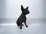 Närbild av en minimalistisk chihuahuaskulptur med ren profil och vaken hållning