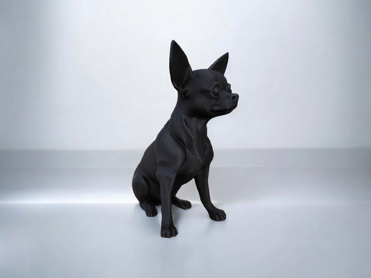 Närbild av en minimalistisk chihuahuaskulptur med ren profil och vaken hållning