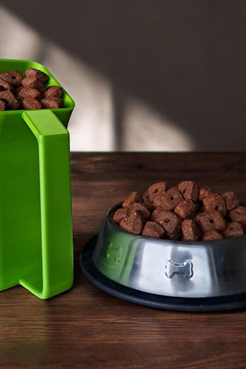 Modern böjd fodersked med rundad skål och handtagsdetalj