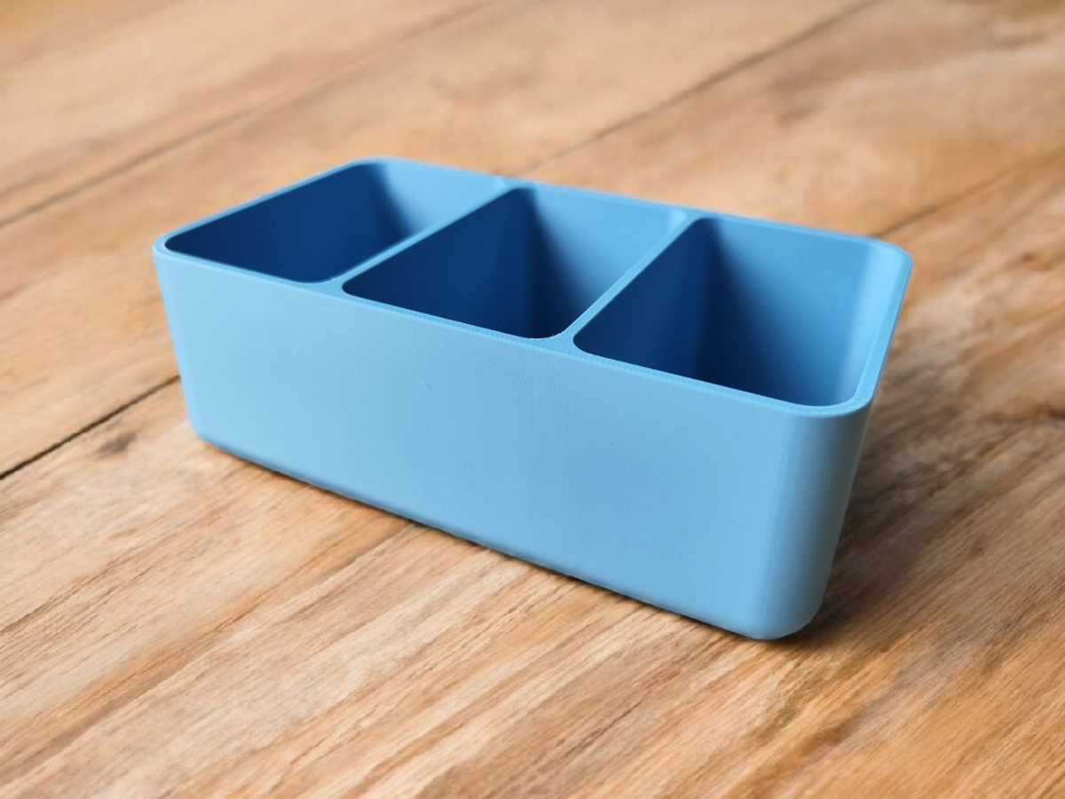 Minimalistisk bälteshållare med läderbälten i neutrala toner