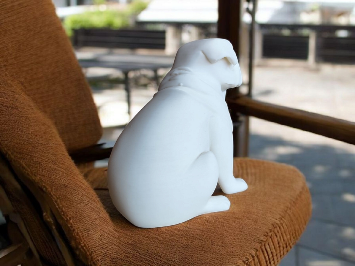 Närbild av en minimalistisk mopsskulptur med mjuka, runda former