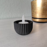Detalj av räfflat mönster på minimalistisk värmeljushållare