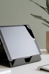 Minimalistiskt vitt iPad-ställ med vinklad design och stabil fot