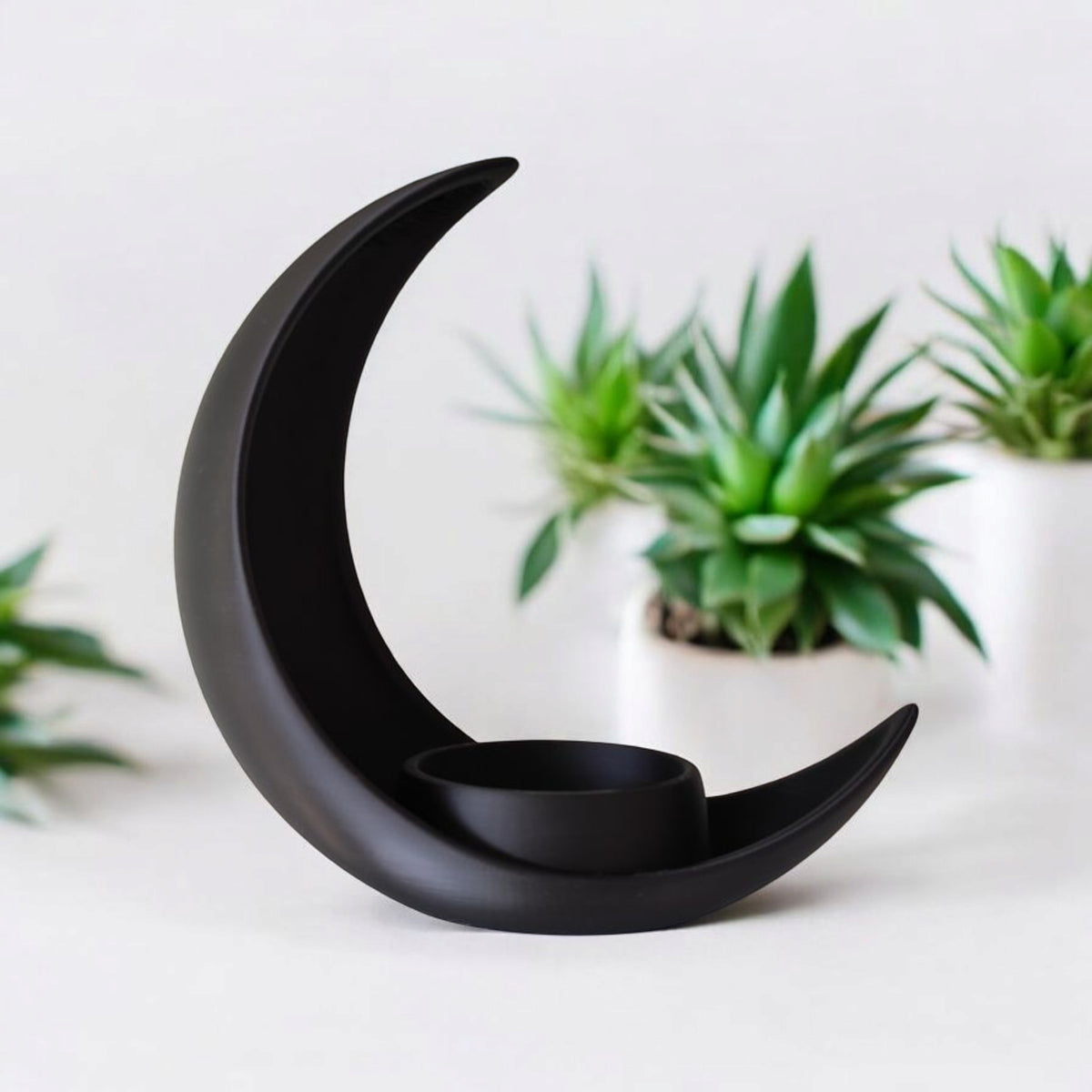 Halvmånekruka på en trähylla med liten suckulent i ett minimalistiskt rum