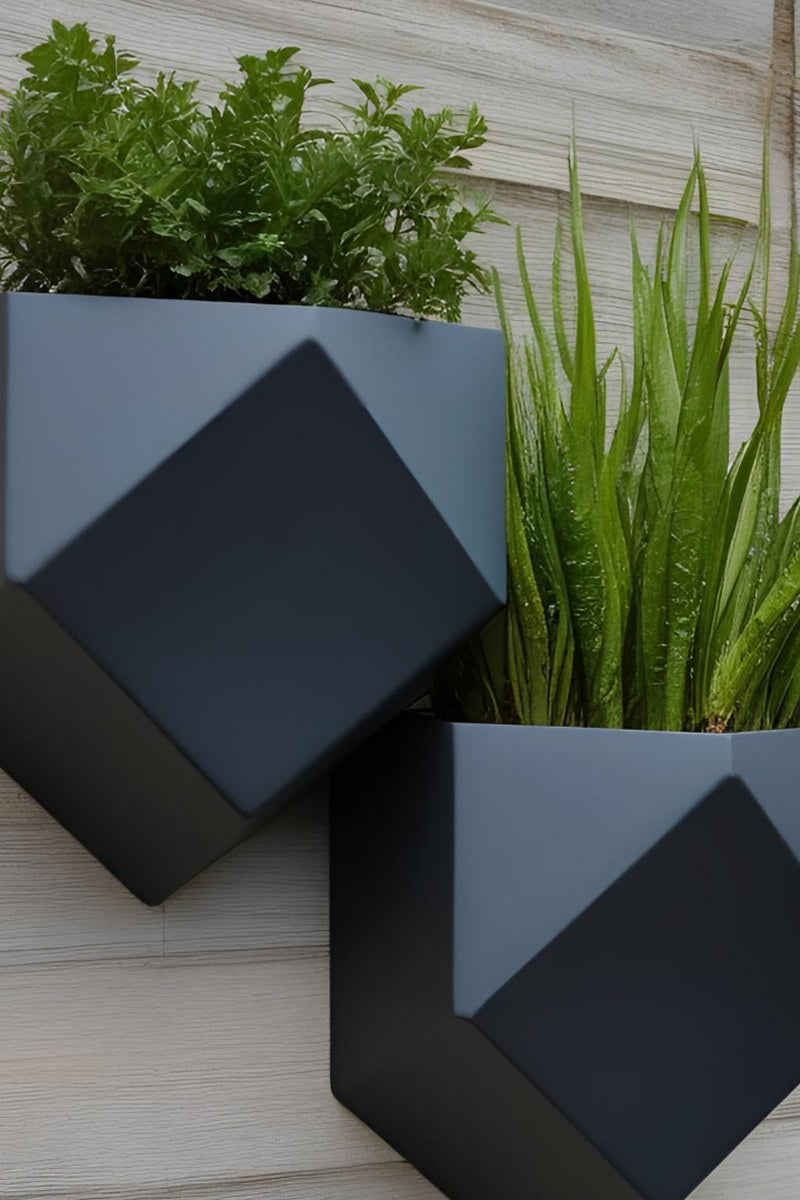Närbild av en low poly-väggkruka med geometriskt fasetterad yta