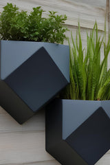 Närbild av en low poly-väggkruka med geometriskt fasetterad yta