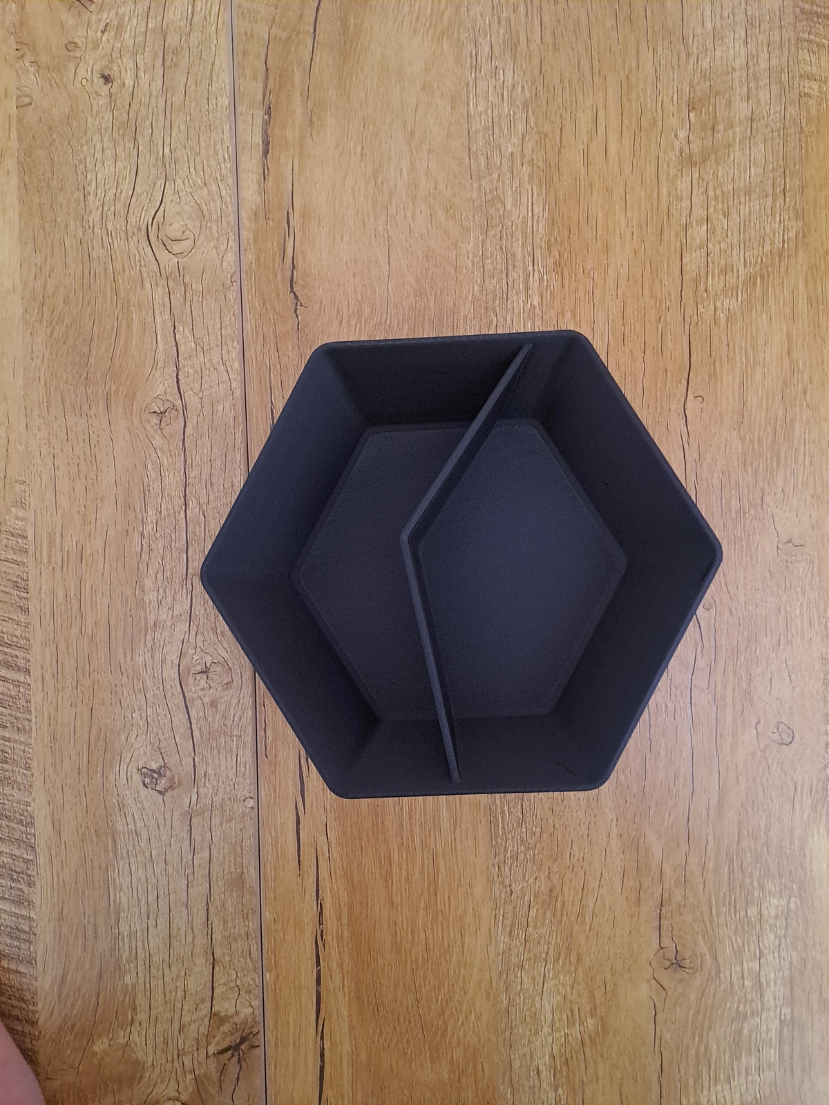 Detalj av minimalistisk skål med slät matt finish och sexkantig kant