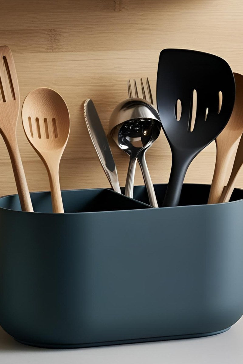 Minimalistisk hållare för köksredskap med två fack i ren skandinavisk design