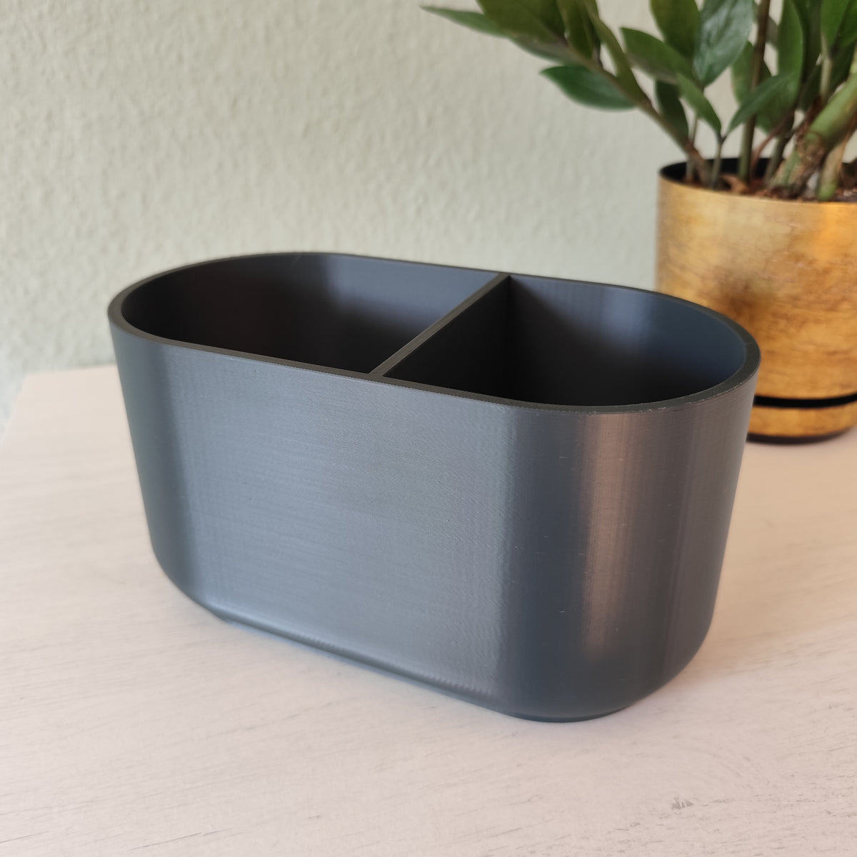 Modern redskapshållare på köksbänken med köksredskap och neutral styling