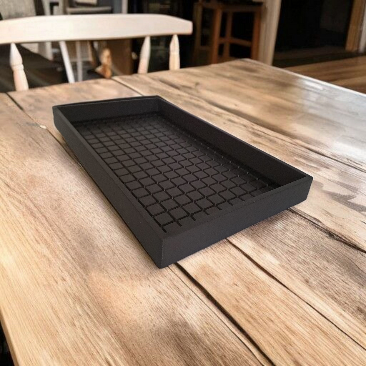 Minimalistisk nyckelbricka på ett skrivbord i trä med nycklar och mynt